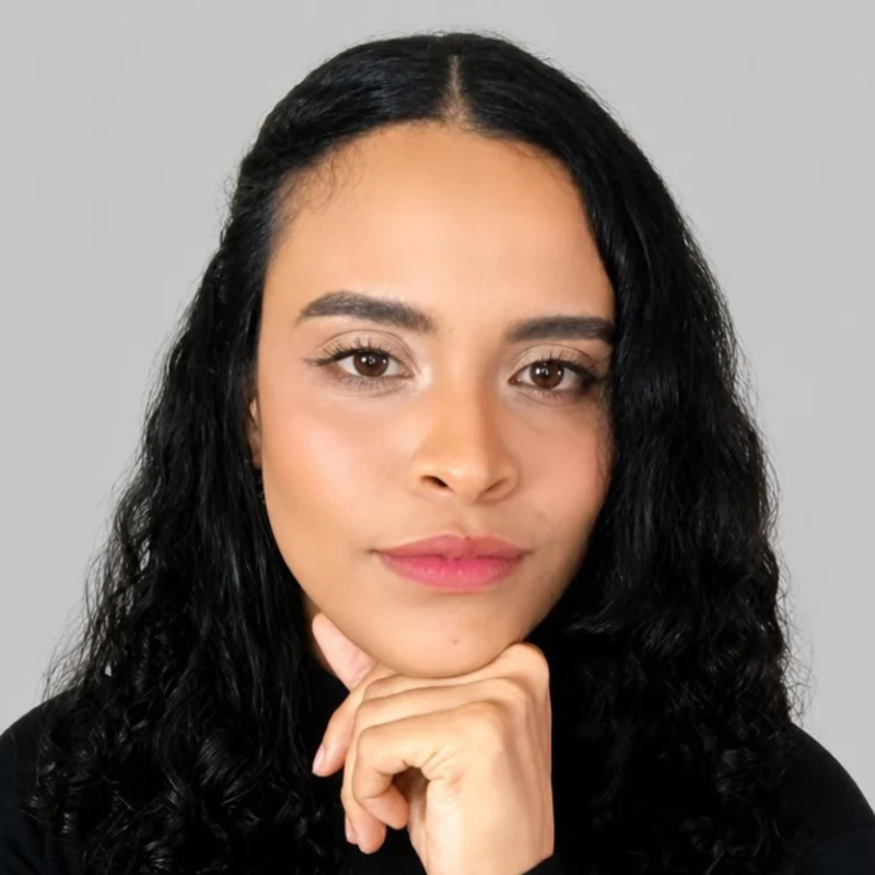 Estratega de Growth Marketing especializada en escalar negocios mediante experimentación, análisis de datos y optimización del embudo de conversión